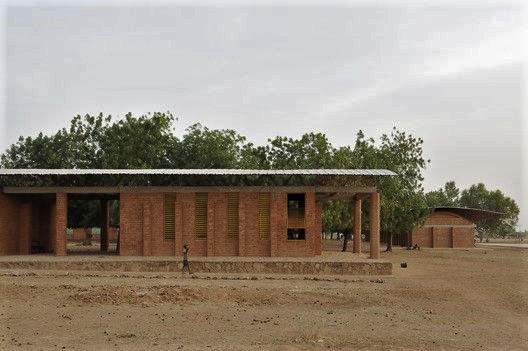 El proyecto del arquitecto sostenible Francis Kéré, ayudó a mejorar las condiciones de la comunidad de la Escuela Primaria de Gando y a aumentar el número de estudiantes.